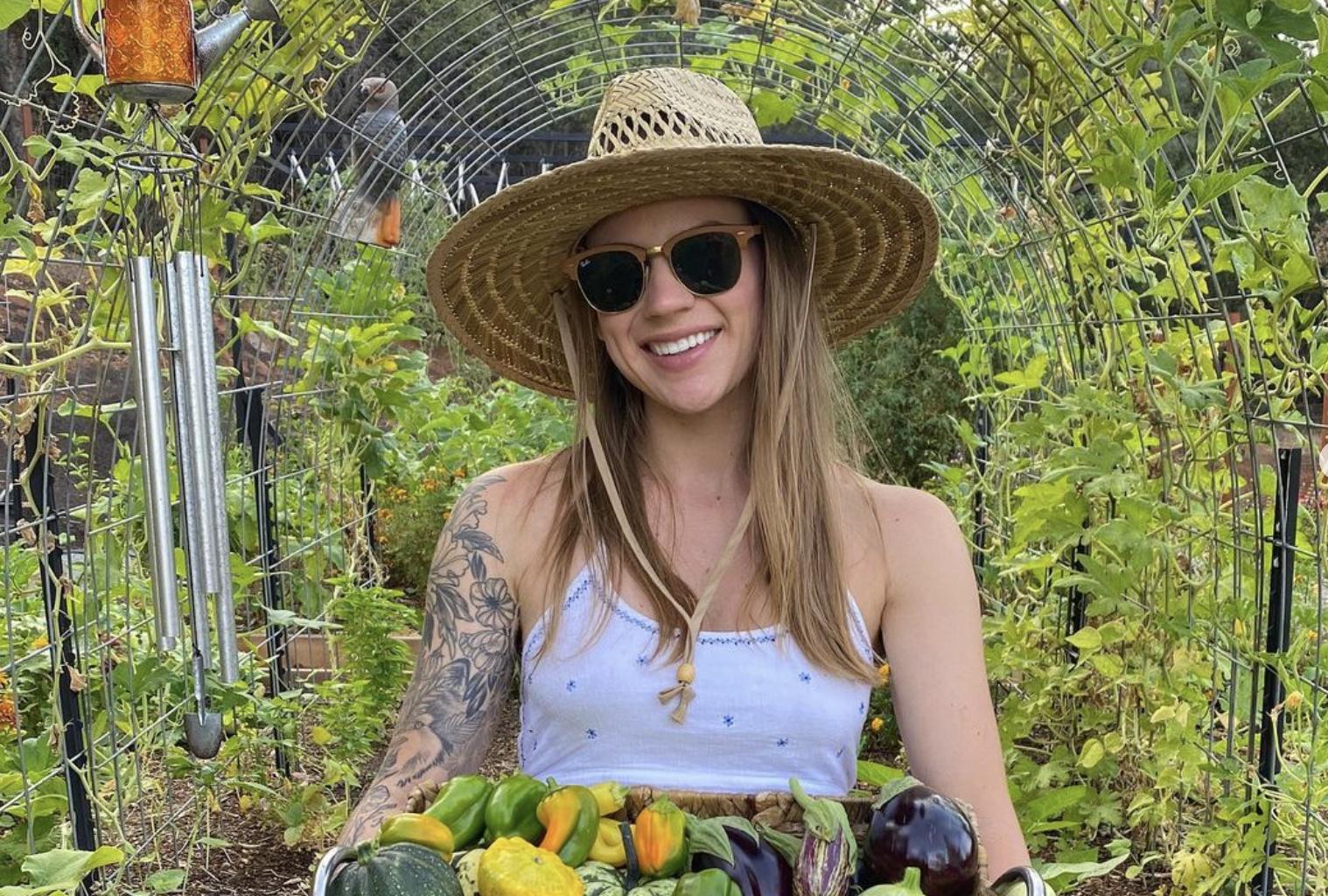 Tara Ratcliffe is a content creator who harvests fresh produce from her garden and combines them to create beautiful and healthy meals.