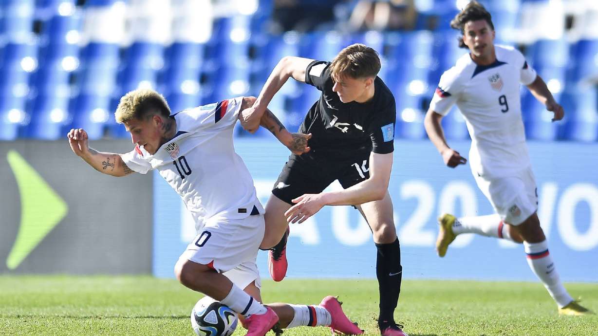 Diego Luna escapes a New Zealand defender in the Round of 16 of the U-20 World Cup in Argentina.