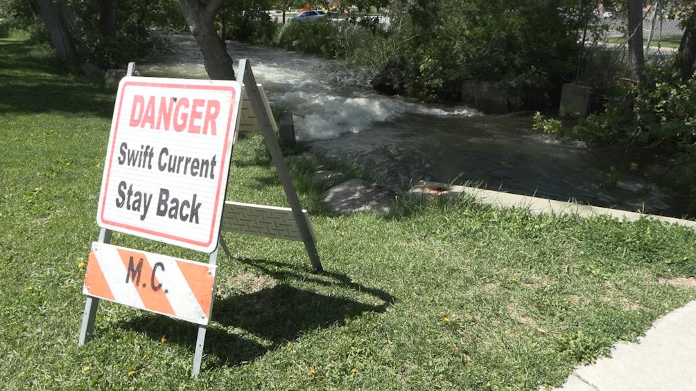 A new sign sits next to where citizens spotted a kneeboarder in Murray Park Tuesday.