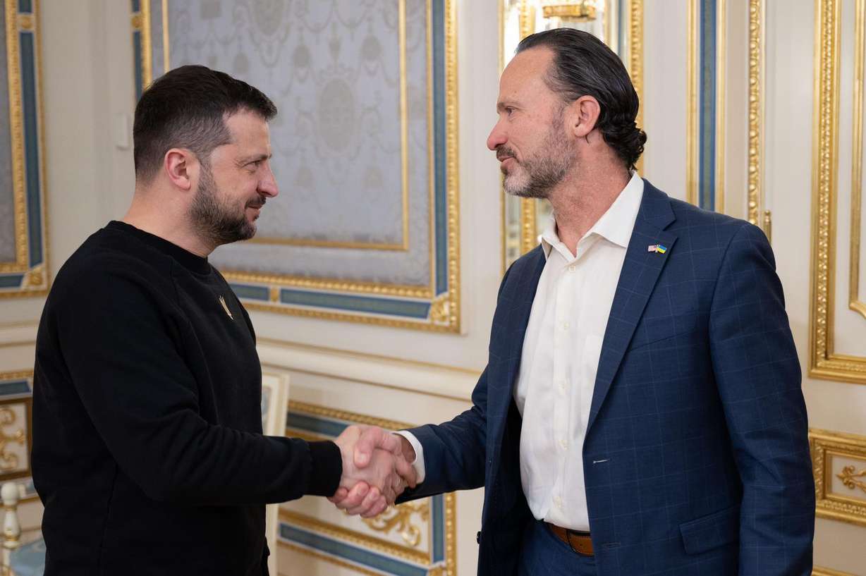 Ukrainian President Volodymyr Zelenskyy, right, shakes hands with August Mission founder Bruce Roberts during an August Mission-led trade mission in Ukraine.