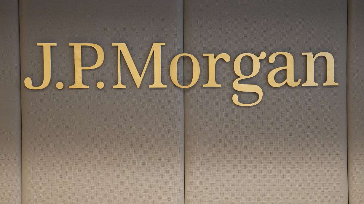 JPMorgan Chase announced a settlement with the sex victims of financier Jeffrey Epstein, the bank said Monday.