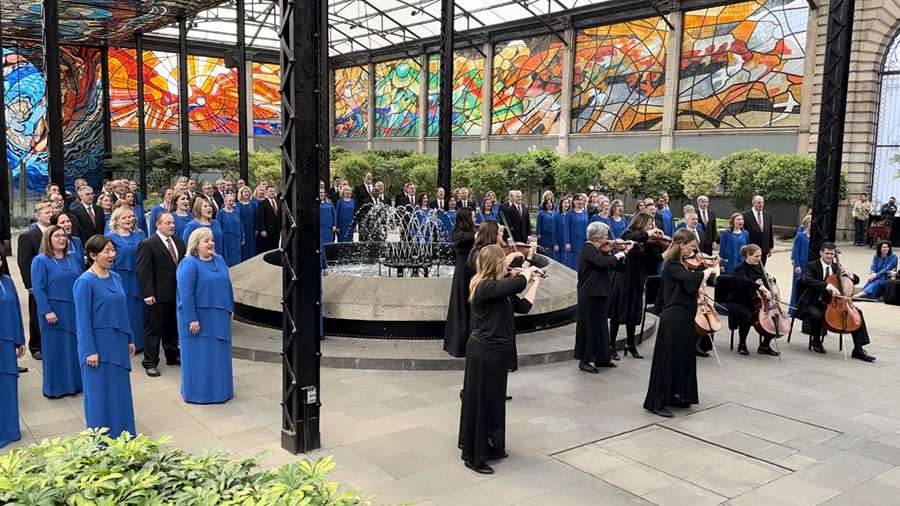 Tabernacle Choir, on tour in Mexico City, films music video at cathedral