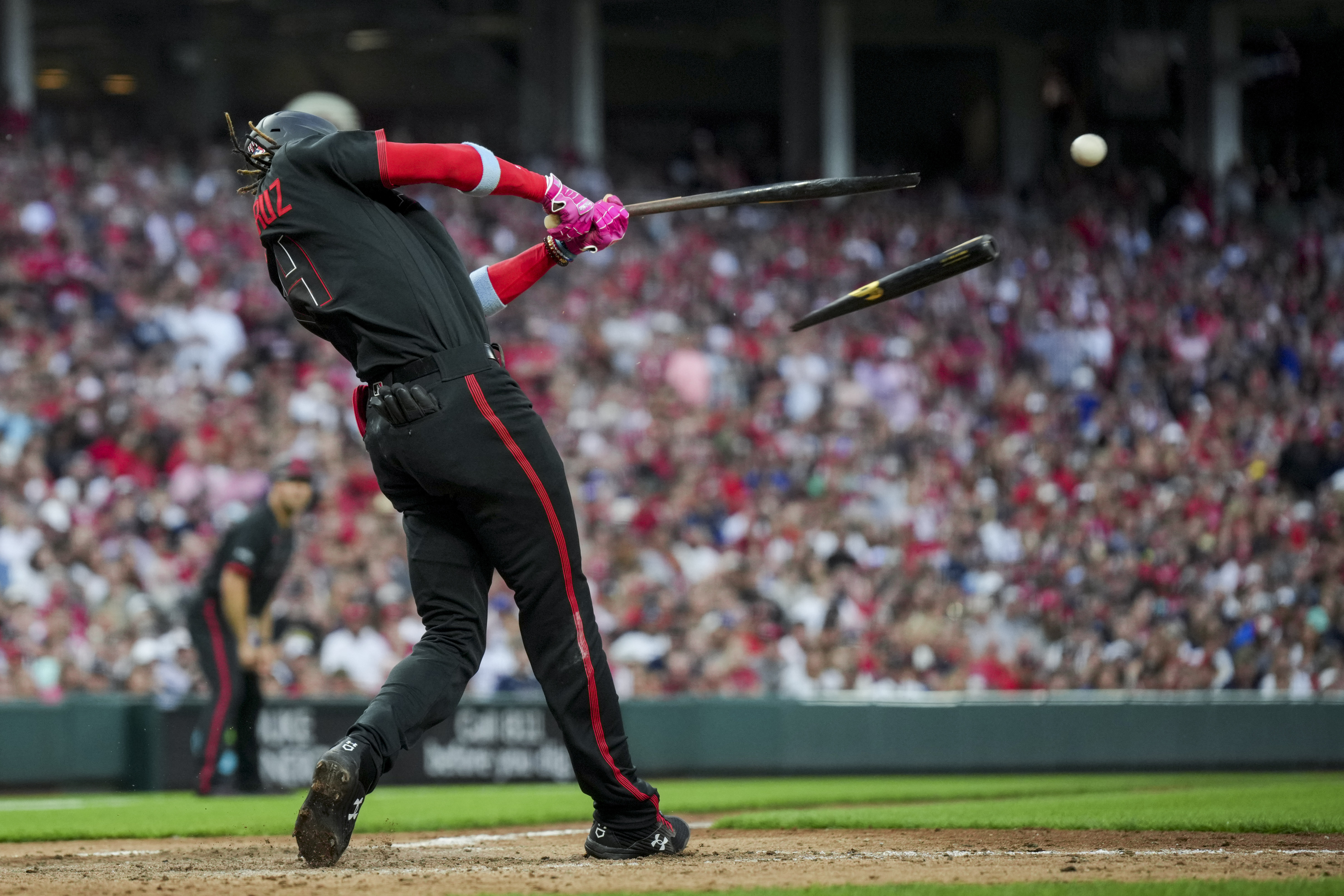 Cincinnati Reds' Elly De La Cruz breaks his bat on an RBI single during the fifth inning of the team's baseball game against the Atlanta Braves in Cincinnati, Friday, June 23, 2023. 