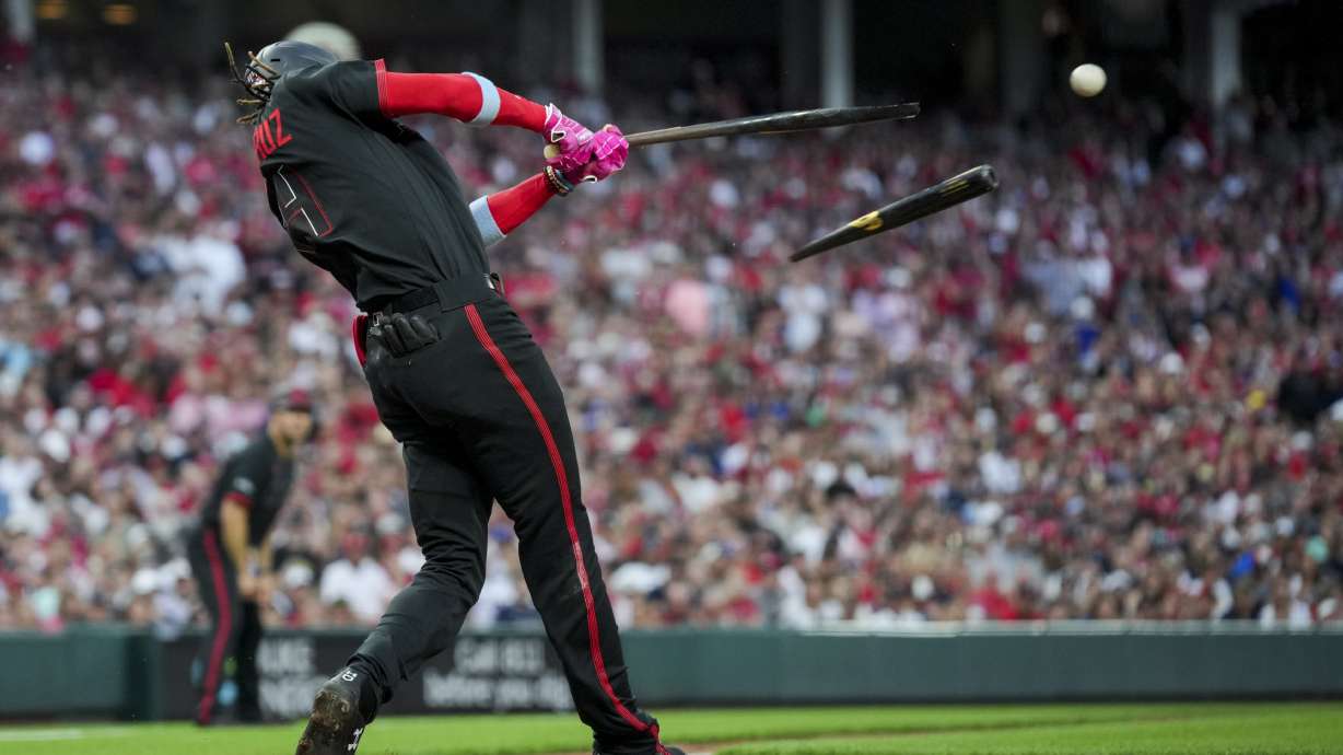 Cincinnati Reds' Elly De La Cruz breaks his bat on an RBI single during the fifth inning of the team's baseball game against the Atlanta Braves in Cincinnati, Friday, June 23, 2023.