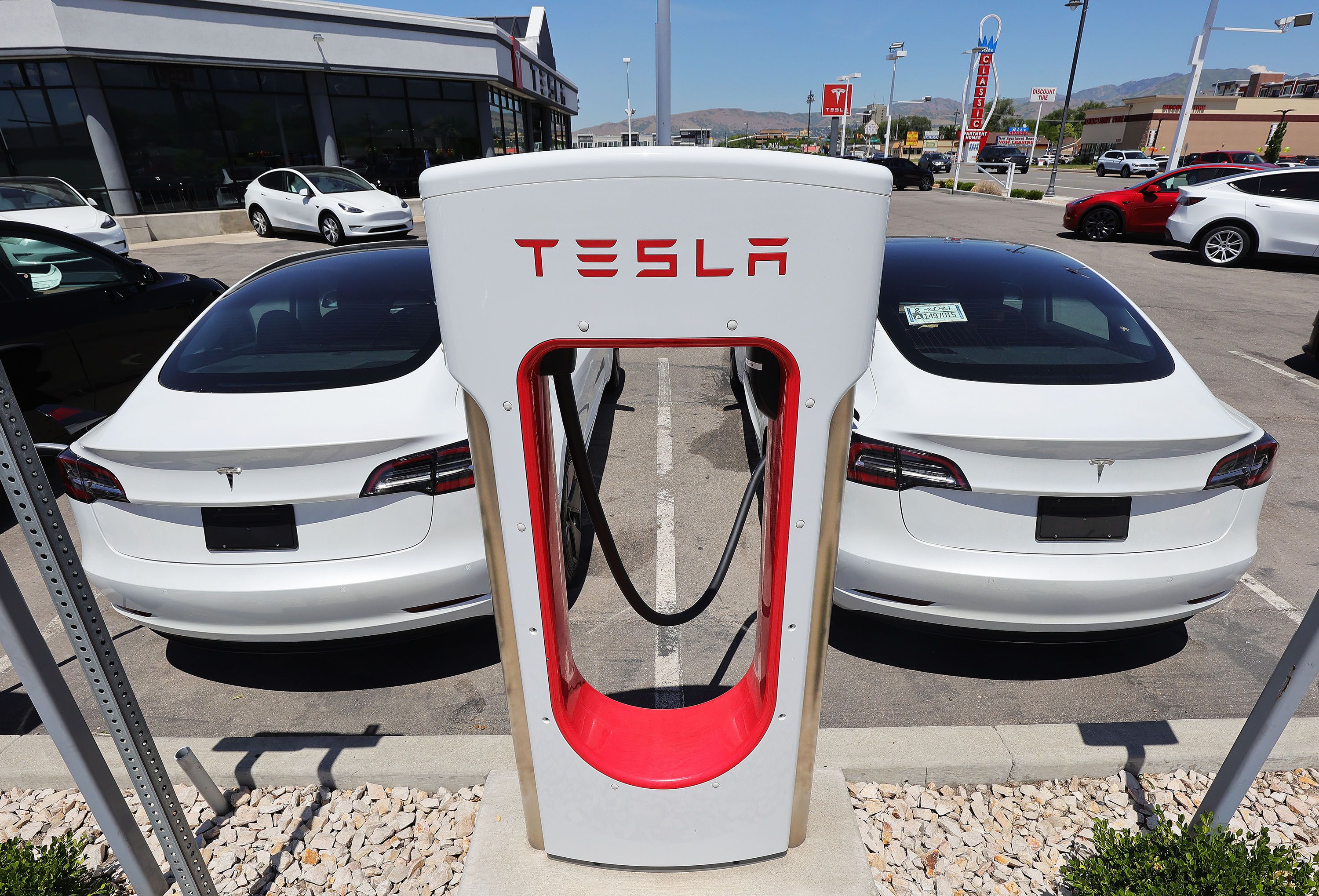 Driving an electric car is easy, writes Lee Benson, but charging one can be more difficult.