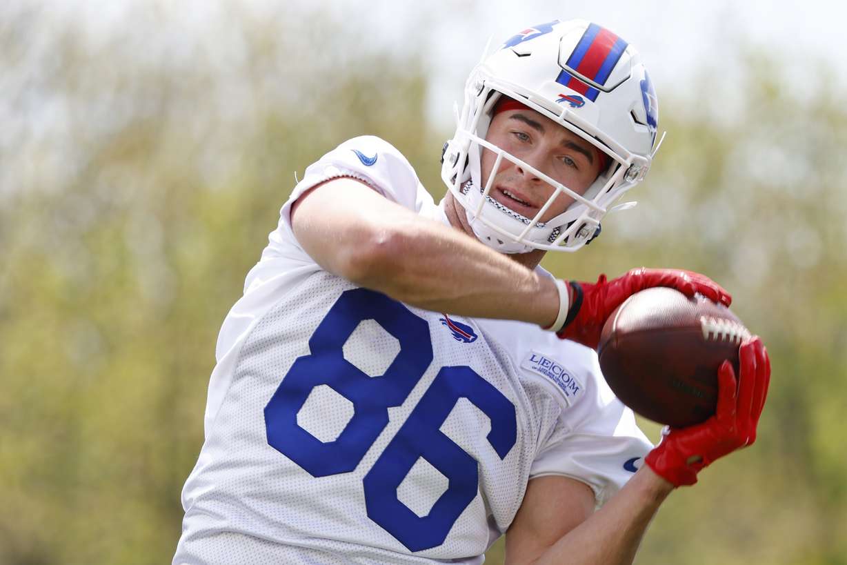 Buffalo Bills tight end Dalton Kincaid (86) makes a catch during the NFL football team's rookie minicamp in Orchard Park, N.Y., May 12, 2023. Tight end is one of the toughest positions for rookies to make huge contributions. Only five rookie tight ends in NFL history have caught as many as 60 passes.