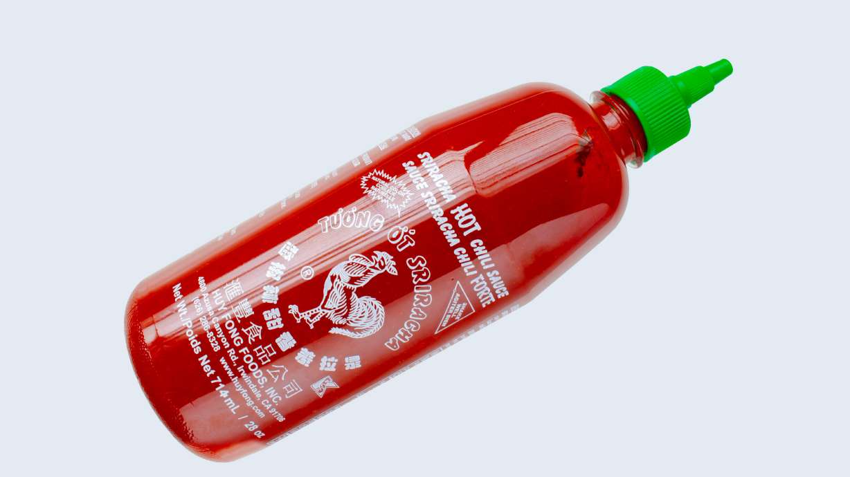 Sriracha-Sauce wird aufgrund einer lang anhaltenden Knappheit für bis zu 120 US-Dollar verkauft Sriracha-Sauce wird aufgrund einer lang anhaltenden Knappheit für bis zu 120 US-Dollar verkauft