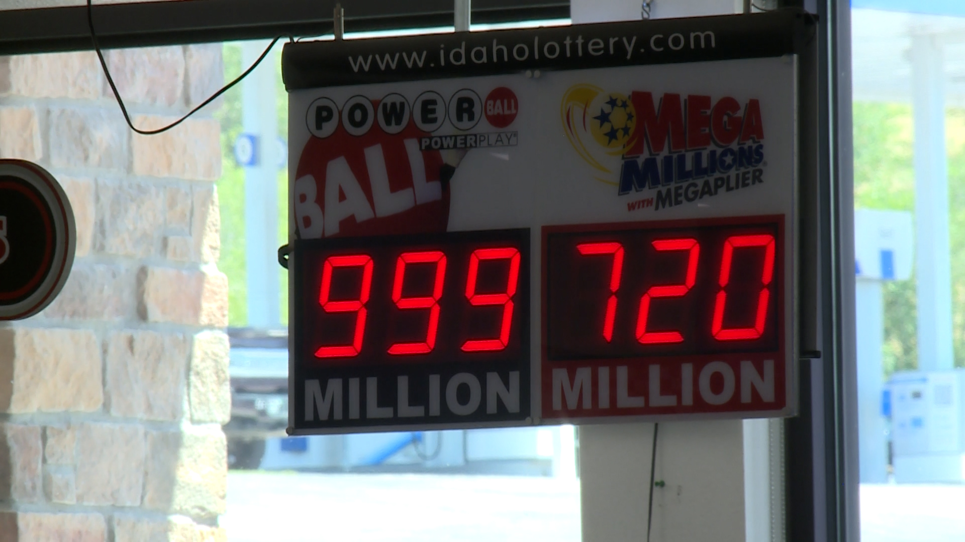 A $1 billion jackpot has Utahns headed across the state line to cure their Powerball fever.