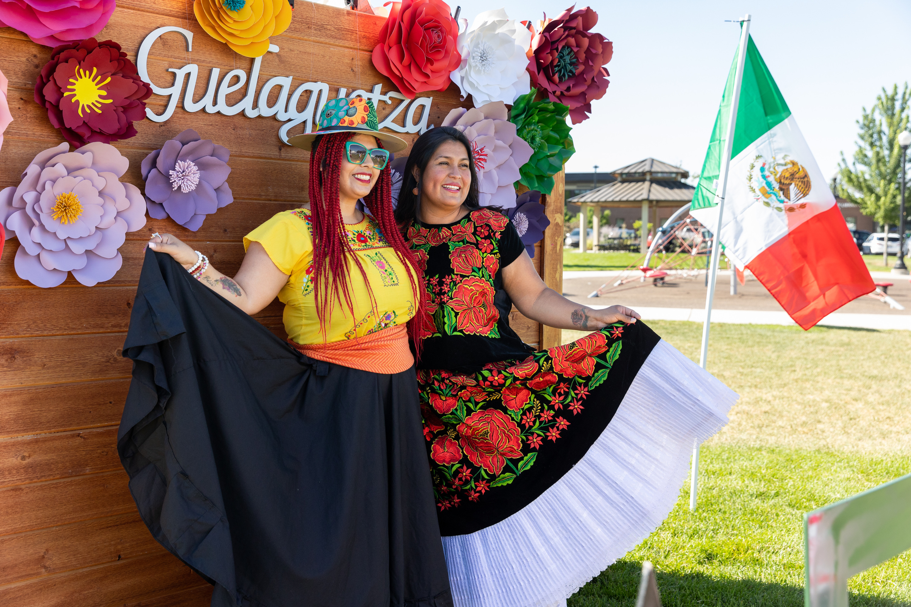 De izquierda a derecha, Paloma Jensen y Lisette Villegas se toman una foto el sábado en La Culagutza en Heritage Park en Kaysville.