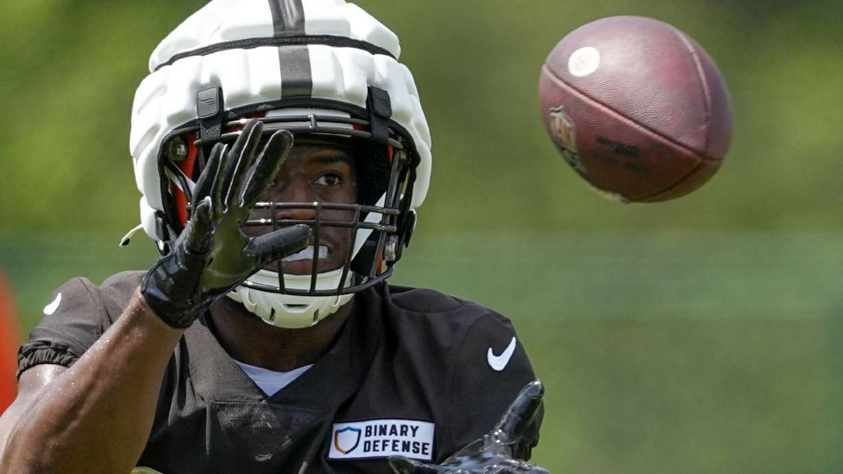 Cleveland Browns' Nick Chubb runs drills at the NFL football team's training camp on Sunday, July 23, 2023, in White Sulphur Springs, W.Va.