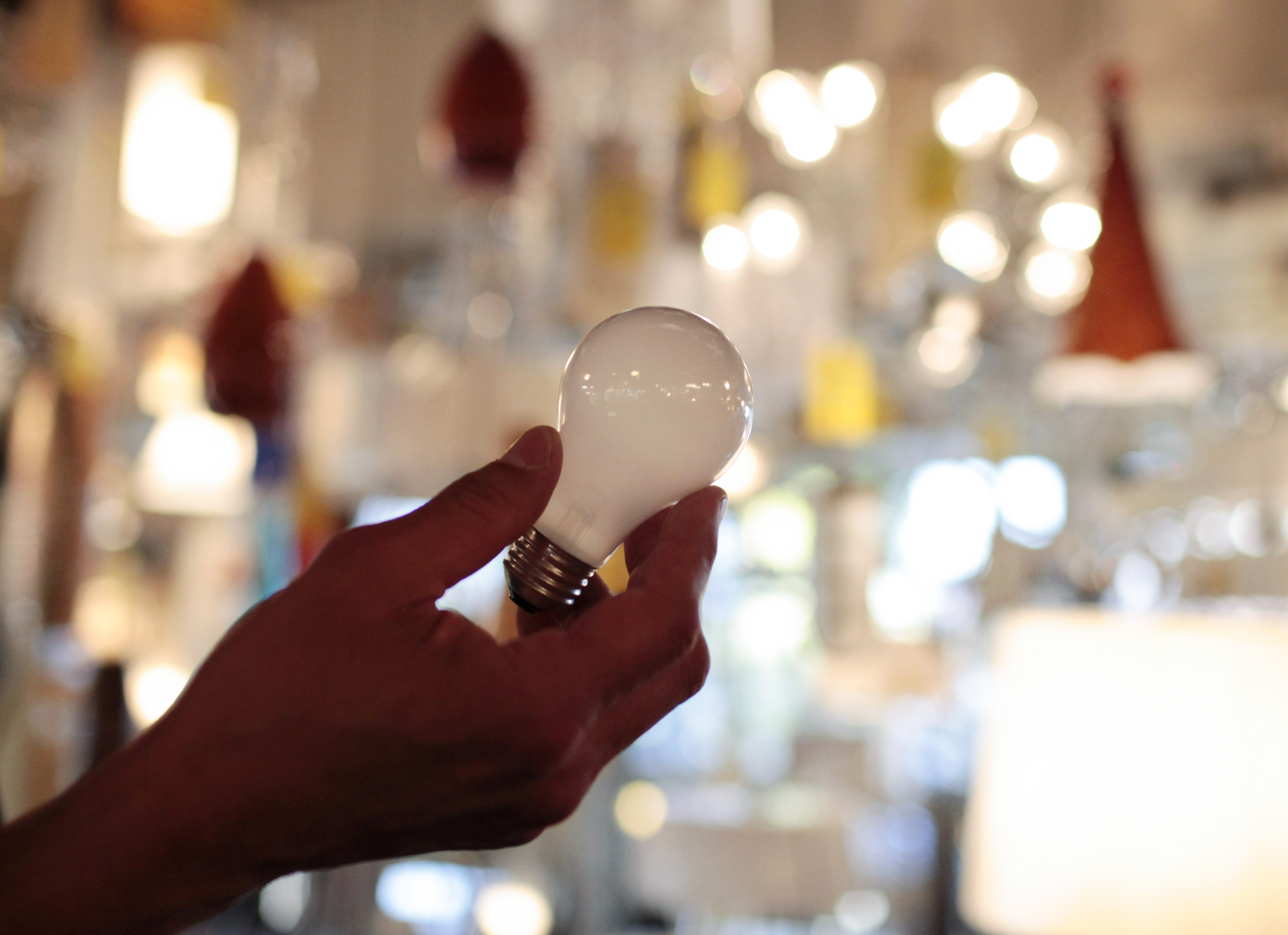 New federal rules governing the energy efficiency of lighting systems went into full effect Tuesday, effectively ending the sale and manufacture of bulbs that trace their origin to an 1880 Thomas Edison patent. 
