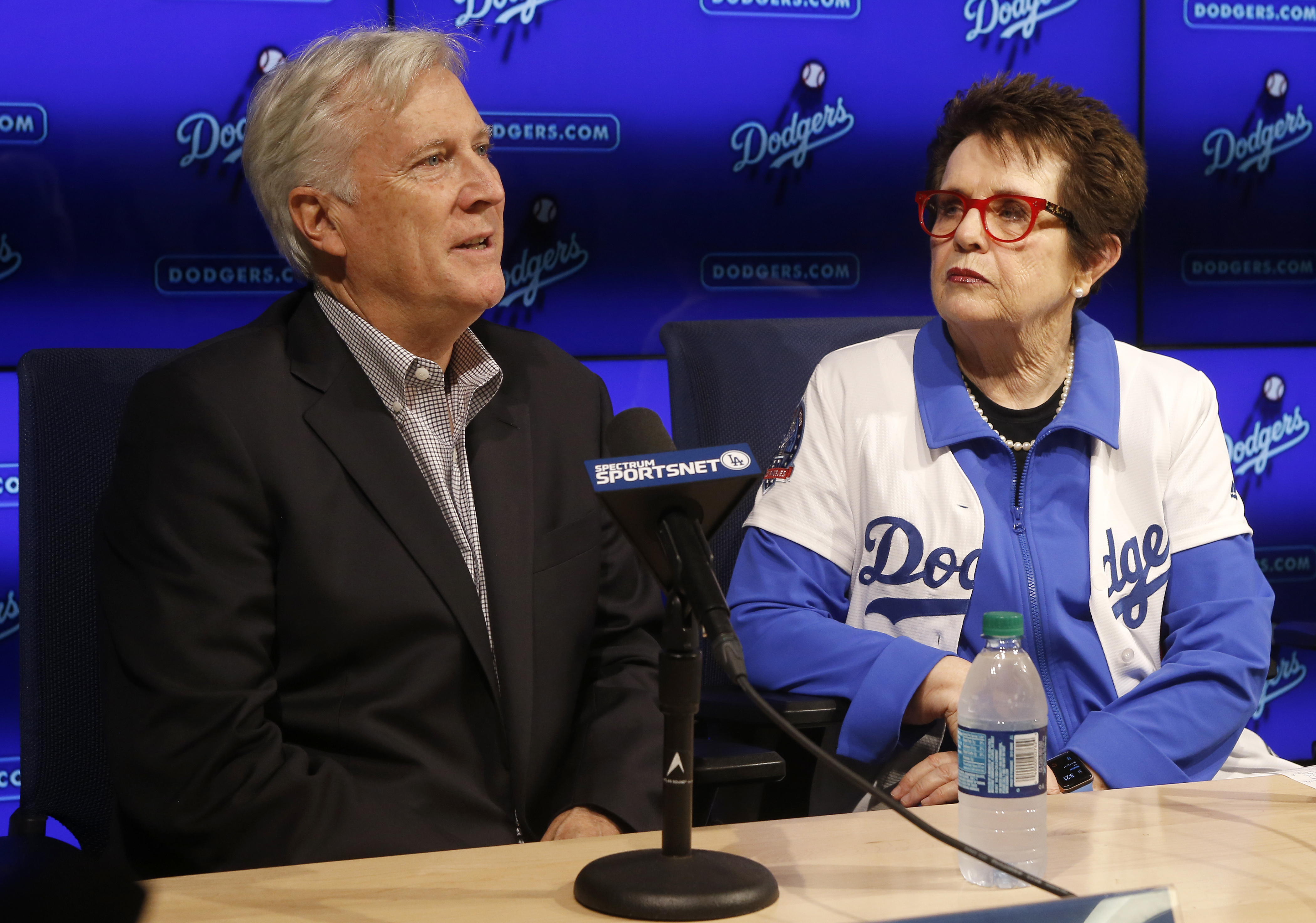 FILE - Los Angeles Dodgers owner & chairman Mark Walter, left, introduces tennis champion Billie Jean King at a news conference in Los Angeles, Sept. 21, 2018. The Billie Jean King Cup has a new part-owner: Billie Jean King herself. The International Tennis Federation and TWG Global, a holding company led by Los Angeles Dodgers principal owner Mark Walter, signed a partnership agreement Thursday, Aug. 3, 2023 for a joint venture to market and promote the women’s tennis competition that used to be called the Fed Cup and was re-named to honor King in 2020. 