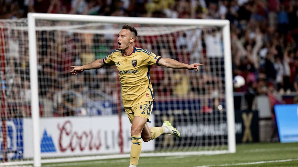 Danny Musovski celebrates a goal at America First Field against Leon.