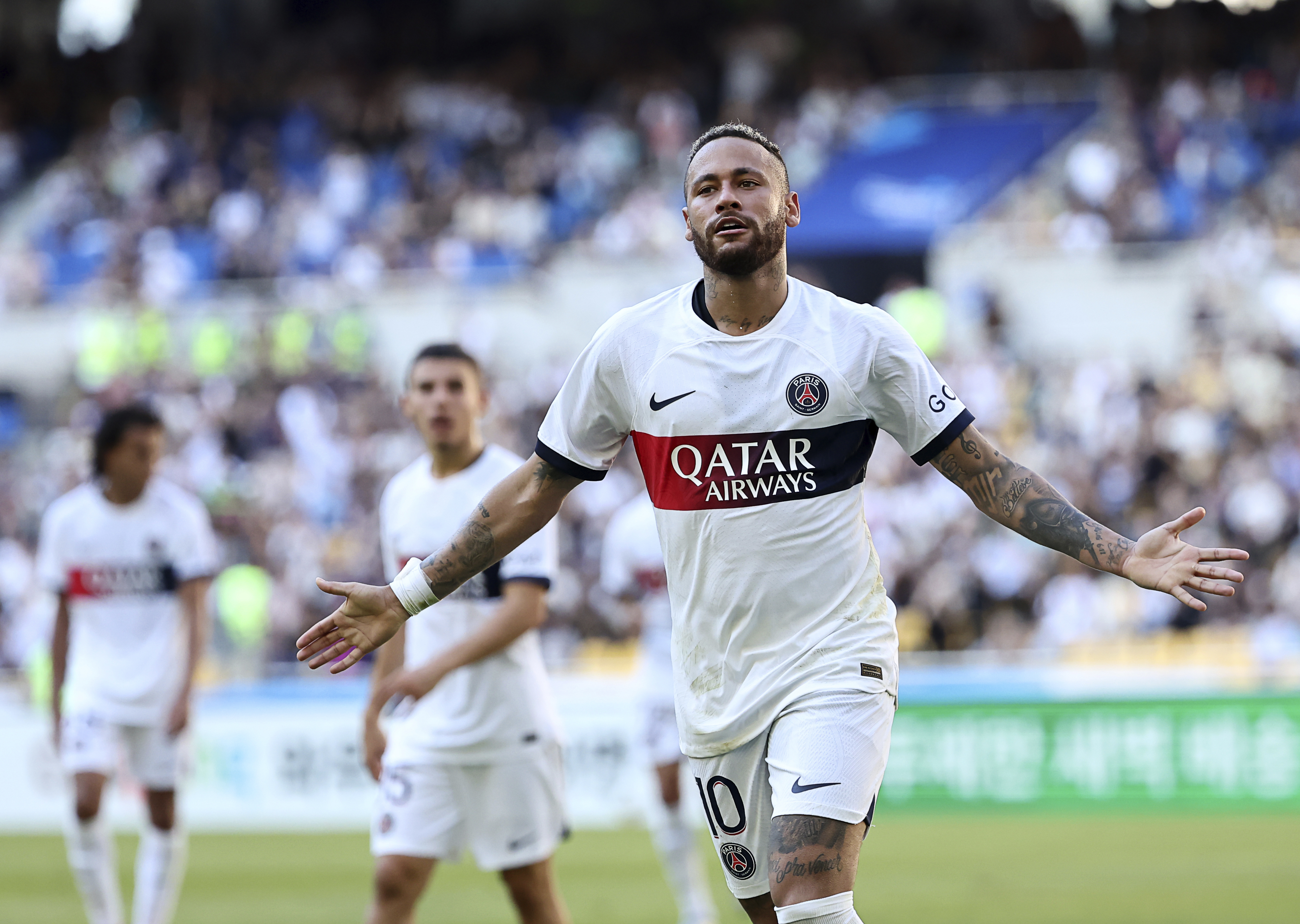 Neymar celebra tras anotar un gol para el Paris Saint-Germain en el amistoso contra Jeonbuk Hyundai, el jueves 3 de agosto de 2023, en Busán, Corea del Sur. 