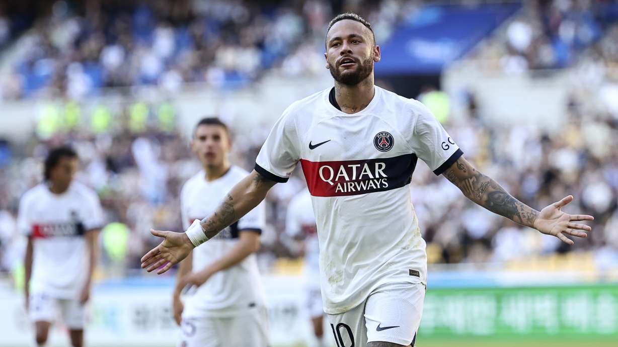 Neymar celebra tras anotar un gol para el Paris Saint-Germain en el amistoso contra Jeonbuk Hyundai, el jueves 3 de agosto de 2023, en Busán, Corea del Sur.