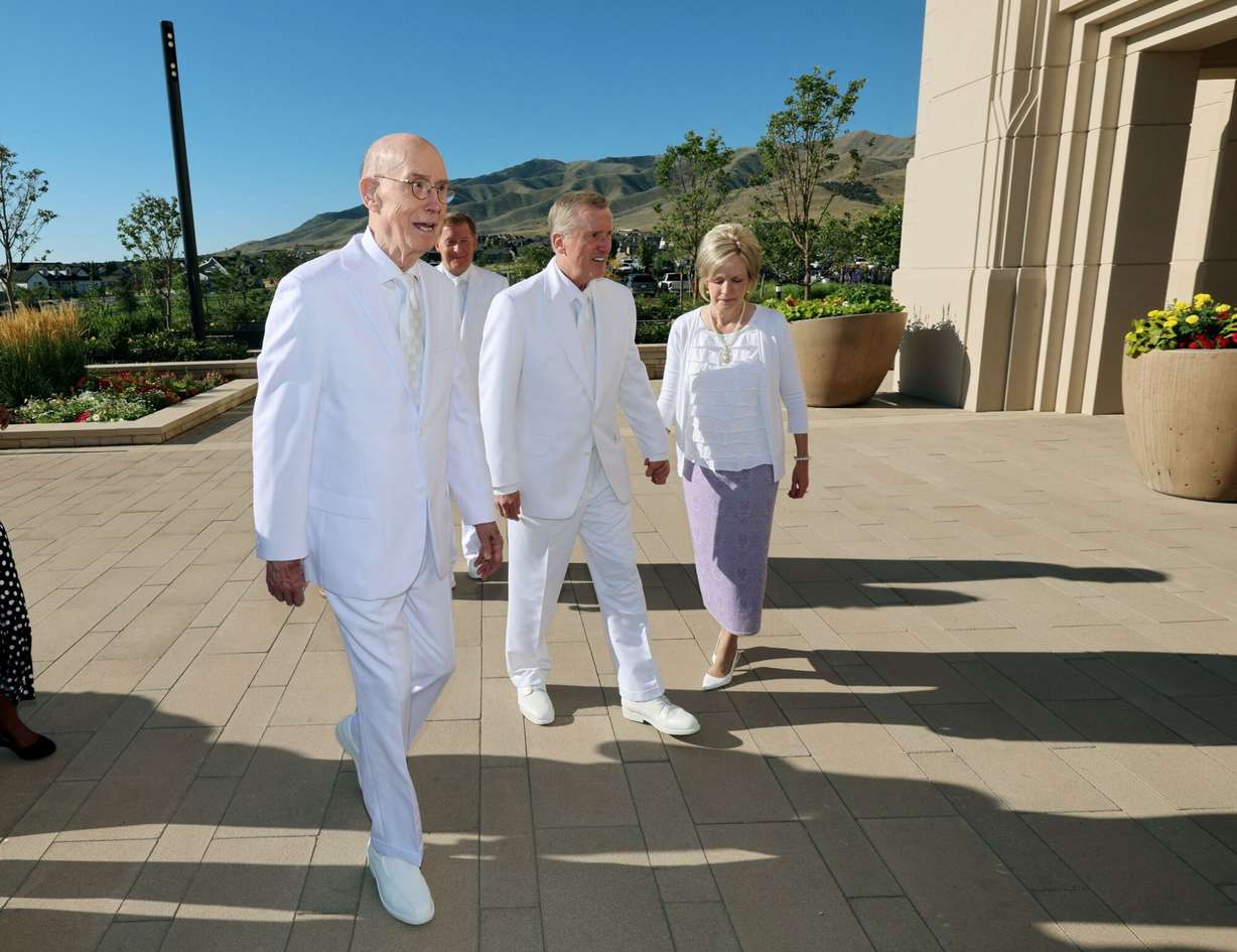 President Henry B. Eyring, second counselor in the First Presidency of The Church of Jesus Christ of Latter-day Saints, walks into the Saratoga Springs Utah Temple with Elder Kevin R. Duncan, general authority seventy and executive director of the Temple Department, and his wife, Sister Nancy Duncan, prior to the start of the dedication of the Saratoga Springs Utah Temple in Saratoga Springs on Sunday.