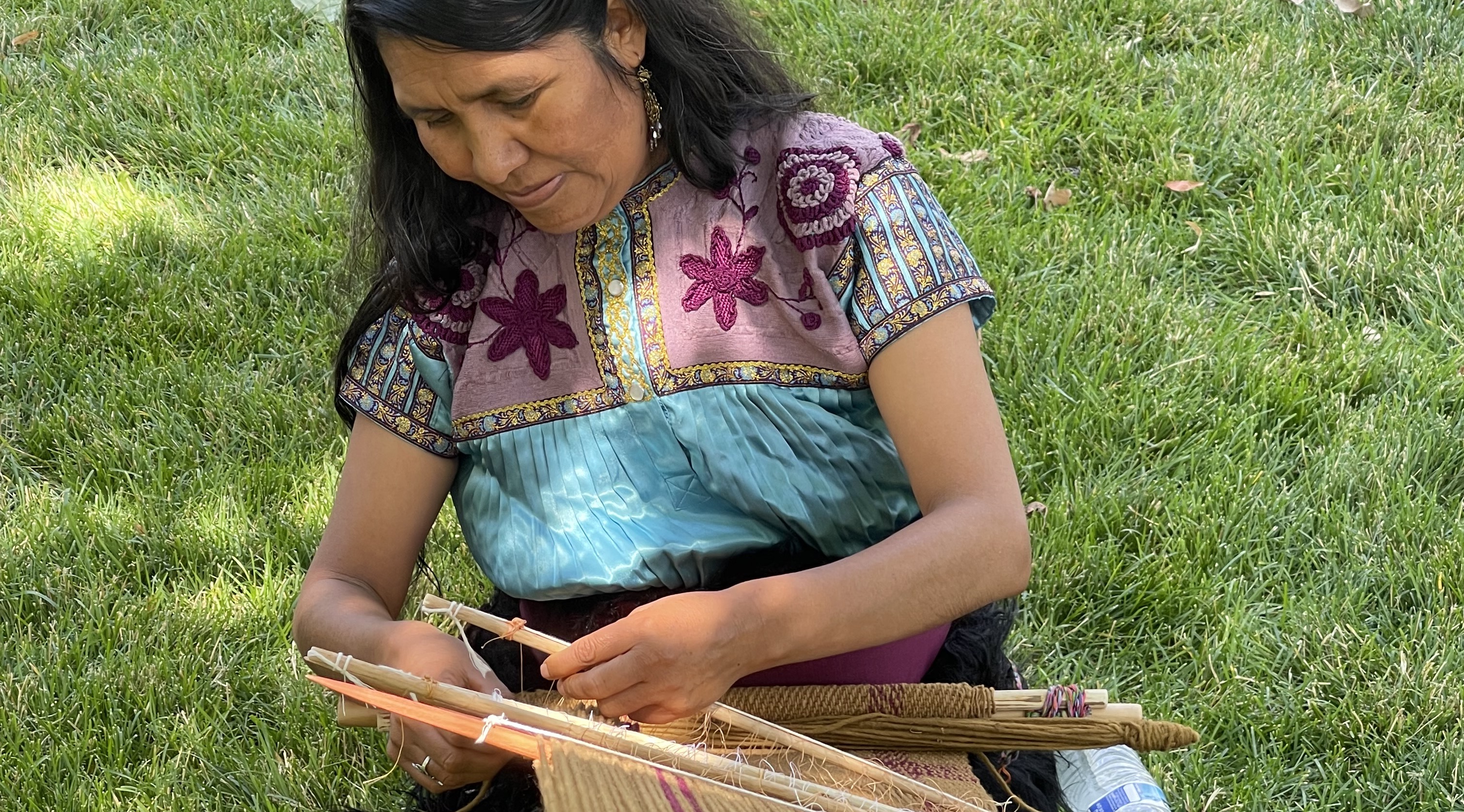 La fotógrafa Maruch Santíz Gómez realizó un taller de tejido durante su visita a Utah en agosto.