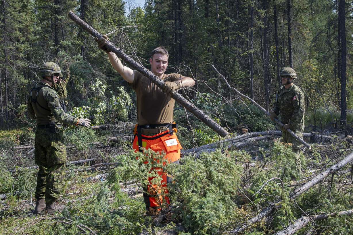 Soldaten der kanadischen Streitkräfte entfachen am Mittwoch ein Lagerfeuer auf dem Parker Recreational Field in Yellowknife, um bei der Bekämpfung eines Waldbrandes zu helfen.