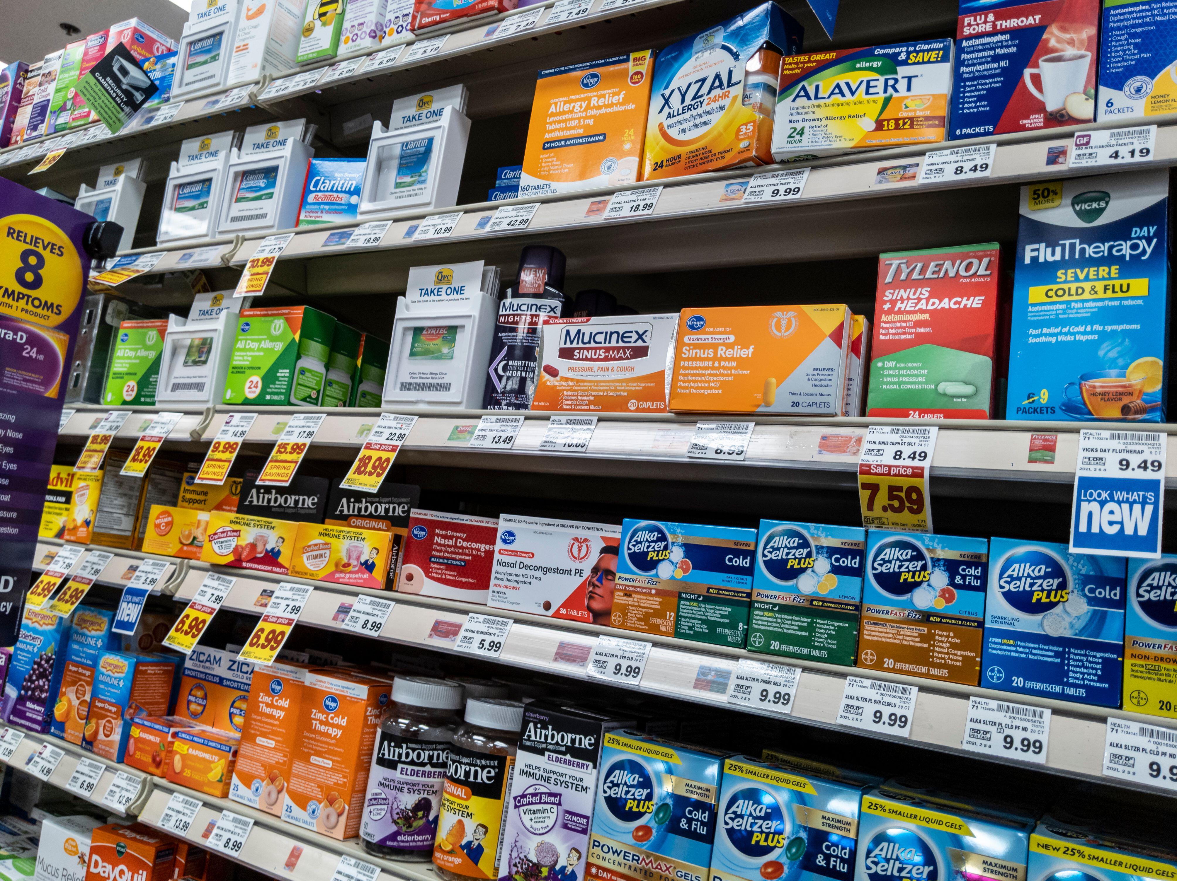 Advisers to the Food and Drug Administration voted unanimously on Tuesday against the effectiveness of the ingredient found in popular versions of Sudafed, Allegra, Dayquil and other medications sold on pharmacy shelves.