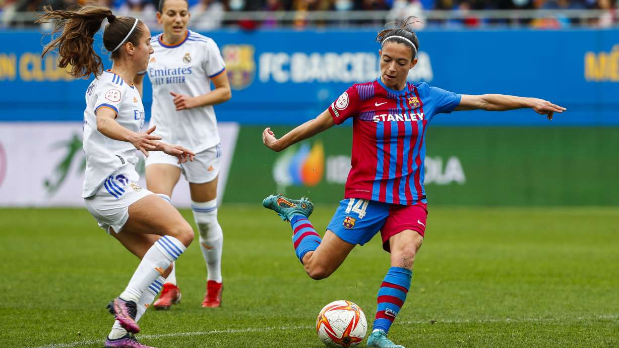 FILE - Barcelona's Aitana Bonamati, right, shoots the ball next to Real Madrid's Maite Oroz during the Women's Spanish La Liga soccer match between FC Barcelona and Real Madrid in Barcelona, Spain, Sunday, March 13, 2022. The players for Spain's women's league maintain they'll go on strike rather than start the new season after salary negotiations with the league broke down on Thursday, Sept. 7, 2024.