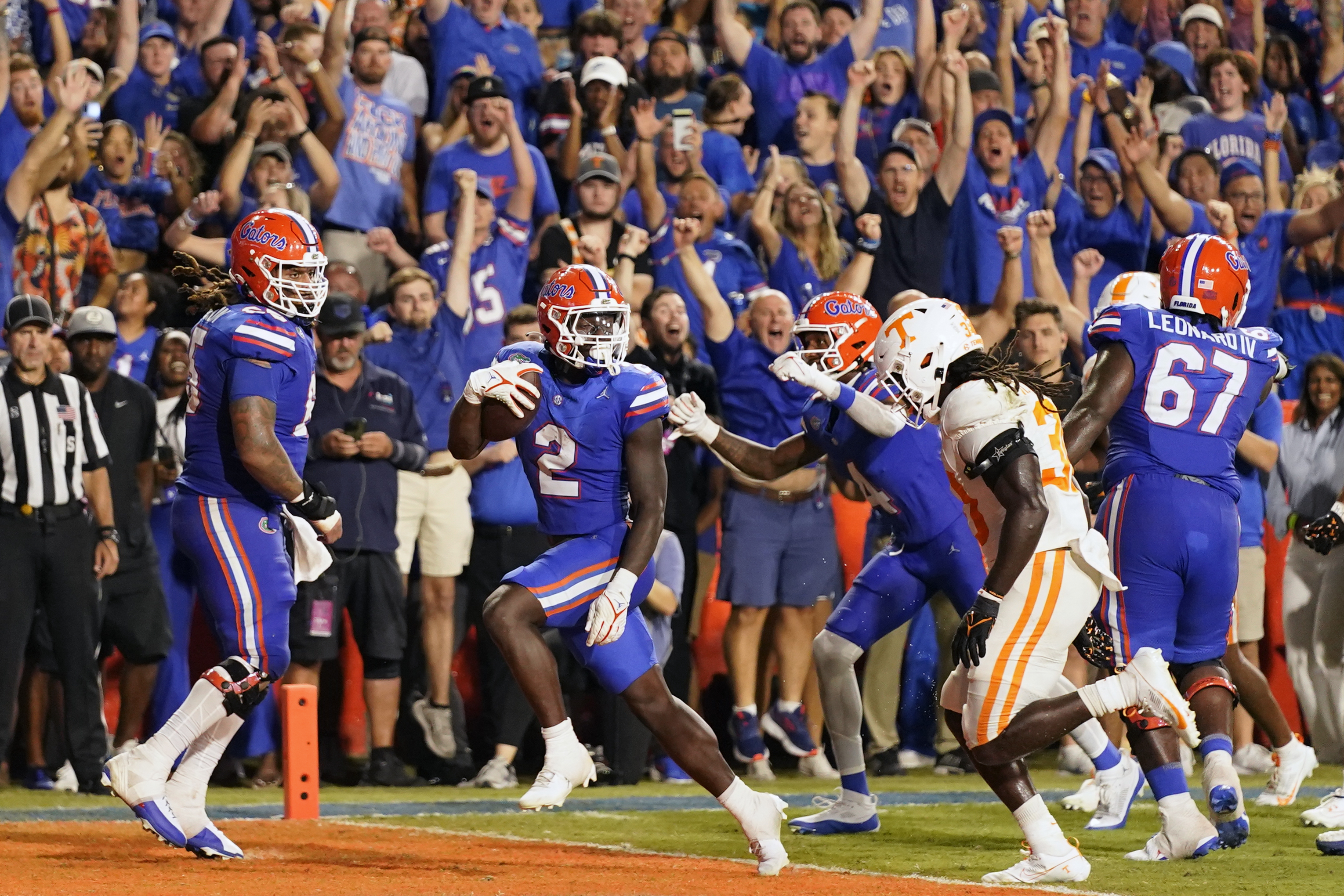 Florida running back Montrell Johnson Jr. (2) scores a touchdown past Tennessee defensive lineman Roman Harrison, front right, on an 18-yard pass play during the first half of an NCAA college football game, Saturday, Sept. 16, 2023, in Gainesville, Fla. 