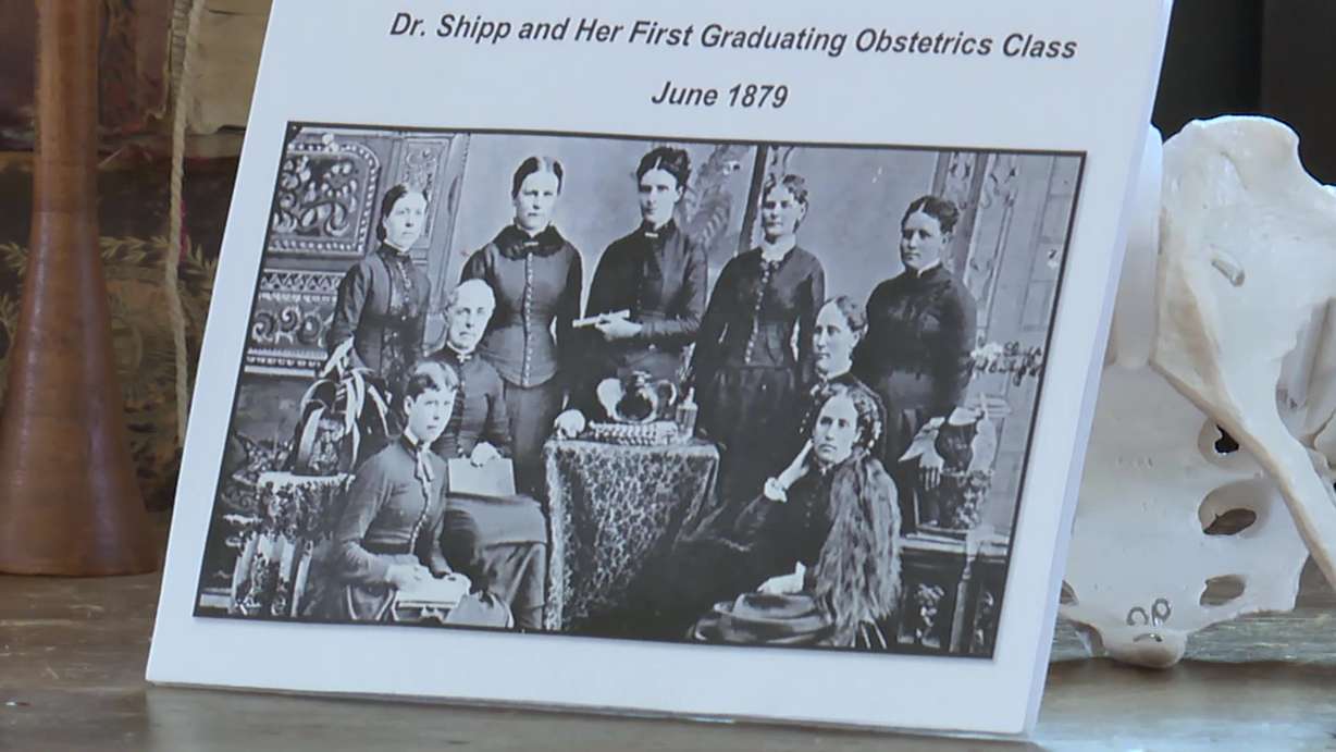 A plaque with an old photo of Dr. Ellis Reynolds Shipp surrounded by her colleagues.