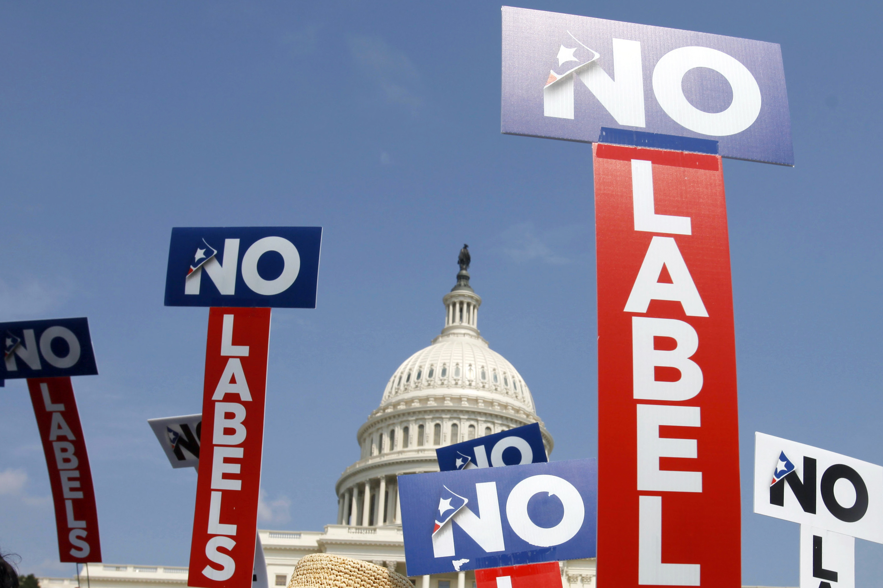 People with the group No Labels hold signs during a rally on Capitol Hill in Washington, July 18, 2011. More than 15,000 people in Arizona have registered to join a new political party floating a possible bipartisan “unity ticket.”