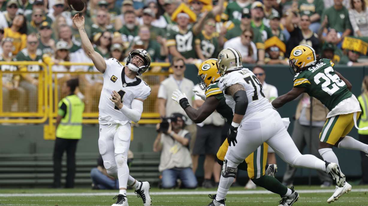 New Orleans Saints quarterback Derek Carr (4) passes during the first half of an NFL football game against the Green Bay Packers Sunday, Sept. 24, 2023, in Green Bay, Wis.