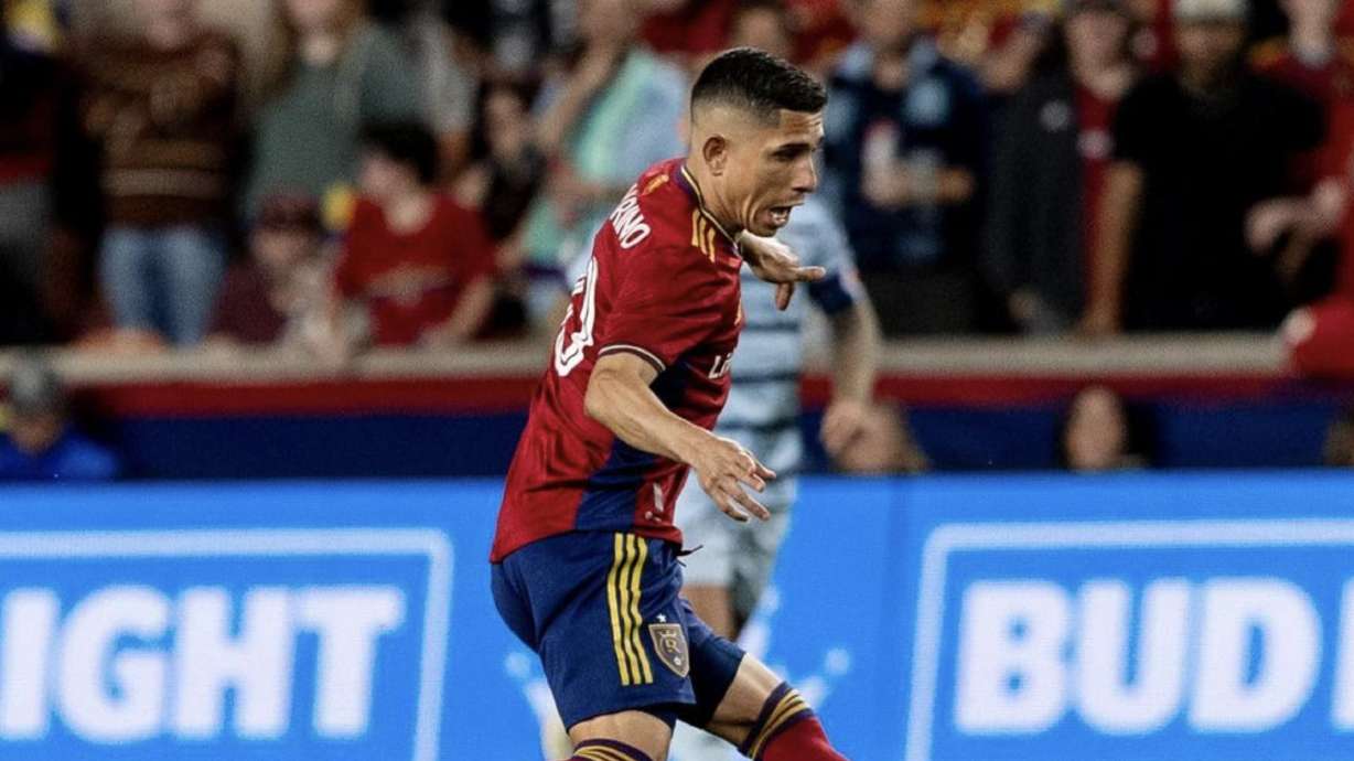 Jefferson Savarino dribbles the ball against Sporting Kansas City.