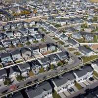 Is the housing market in a bubble? Looks like it — but it likely won't pop, 2008 regulator says