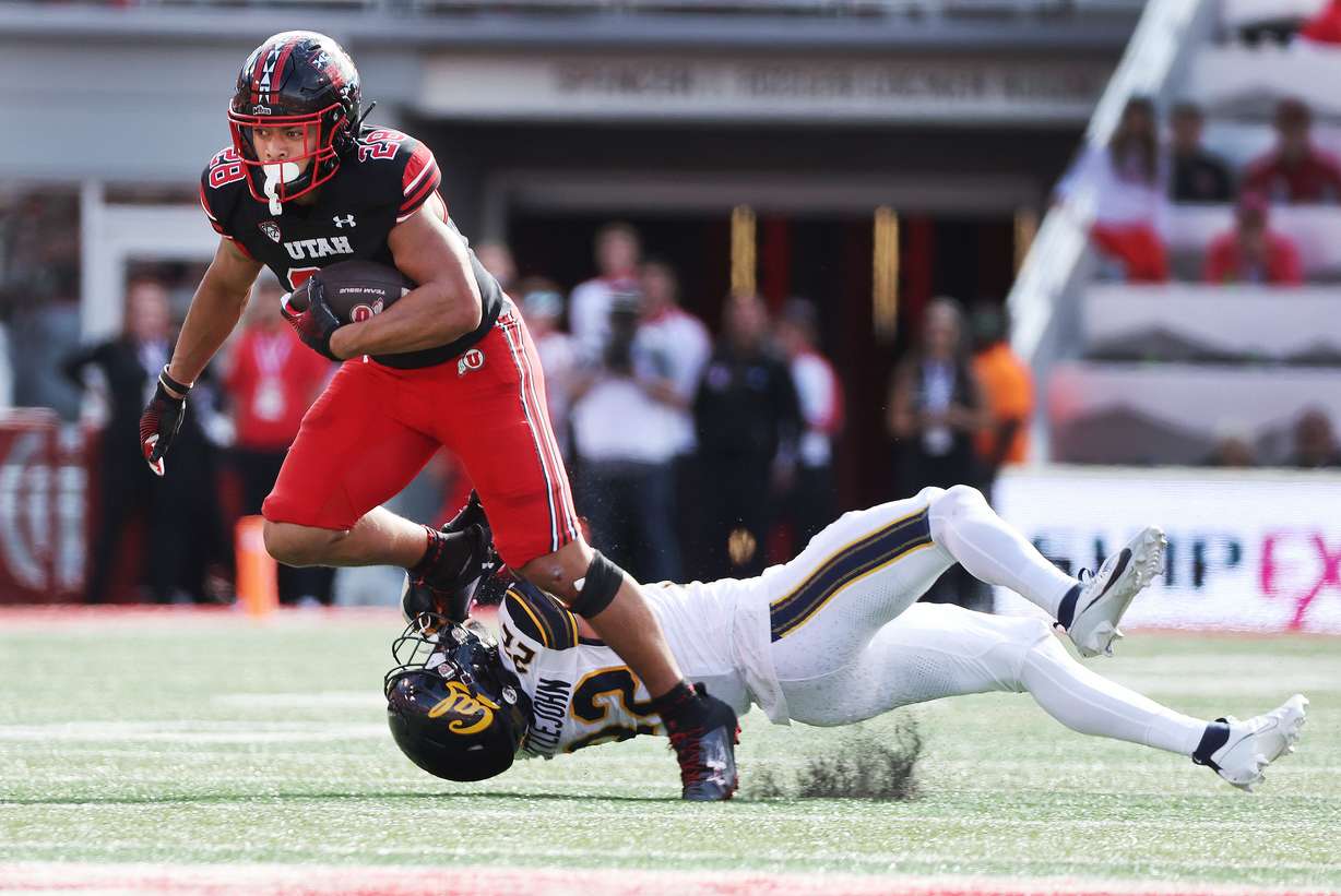 Utah Utes safety Sione Vaki (28) runs the wildcat against California Golden Bears defensive back Matthew Littlejohn (22) in Salt Lake City on Saturday, Oct. 14, 2023.