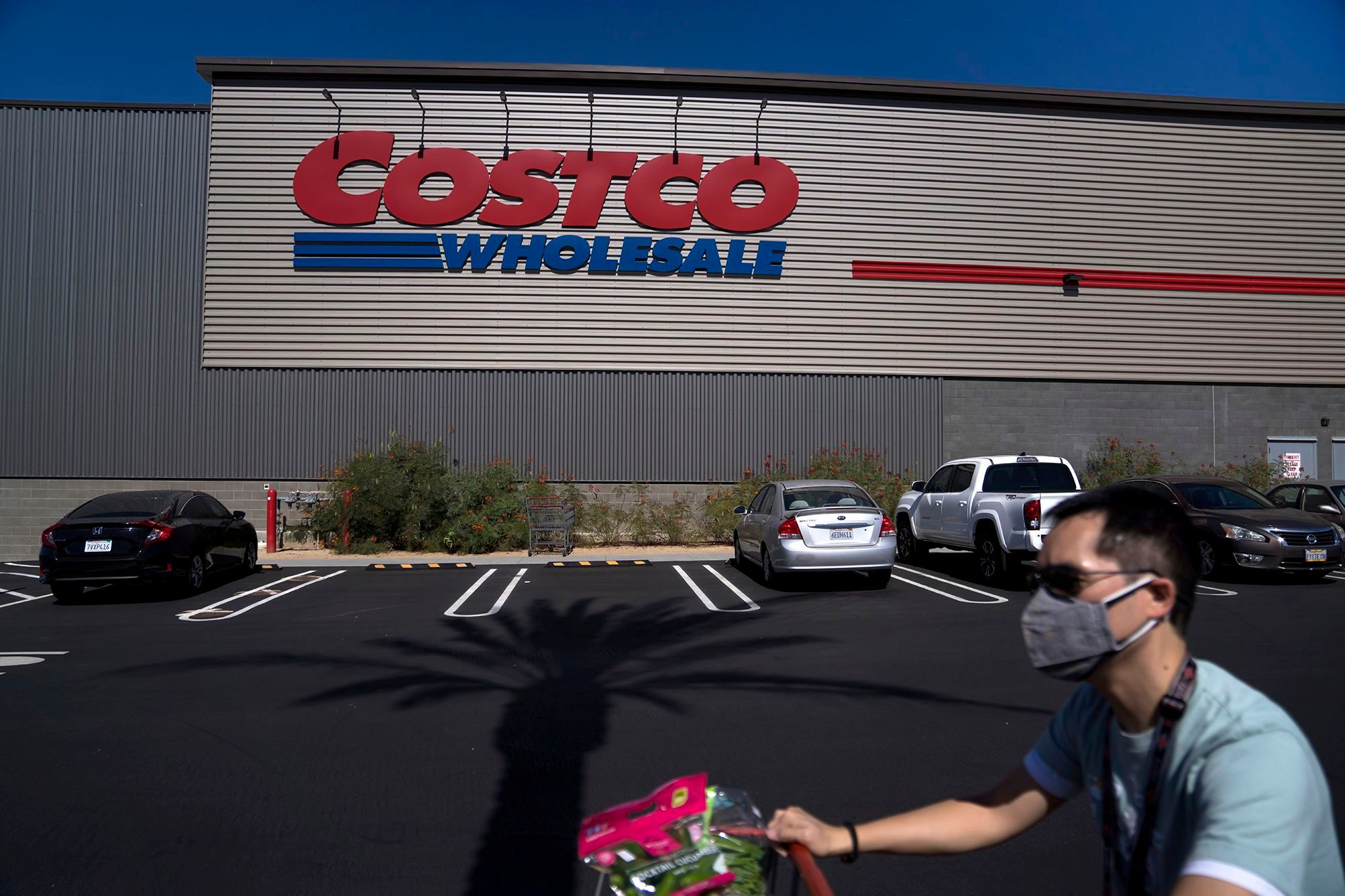 Costco CEO Craig Jelinek will step down at the end of the year and Ron Vachris, Costco’s president and chief operating officer, will replace him.