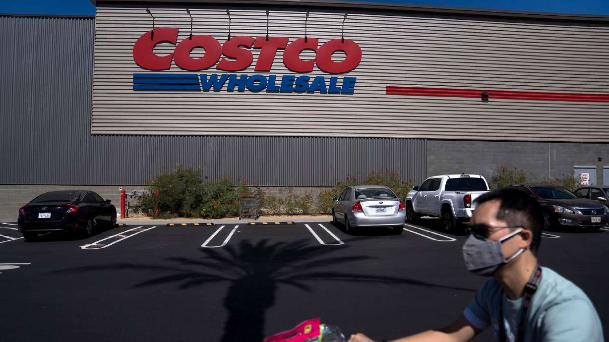 Costco CEO Craig Jelinek will step down at the end of the year and Ron Vachris, Costco’s president and chief operating officer, will replace him.