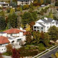 All-cash buyers buoy luxury housing market while mortgage rates sink everyone else