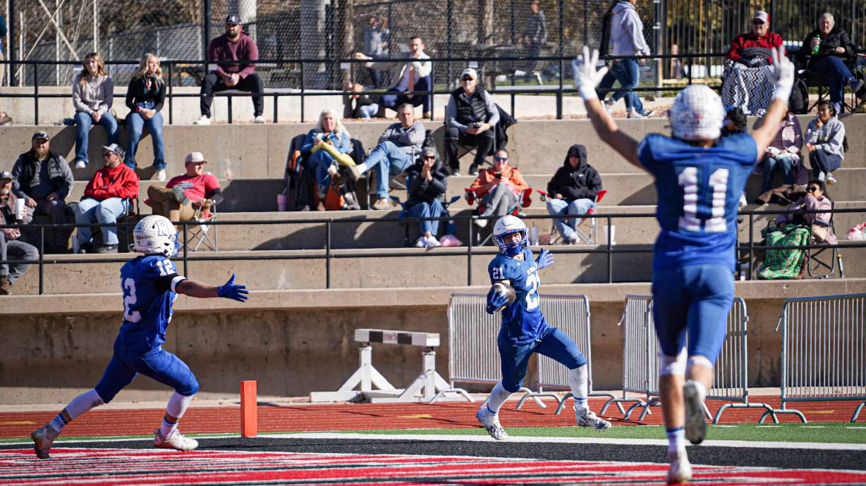 Beaver celebrates a Tavyn Hollingshead touchdown.