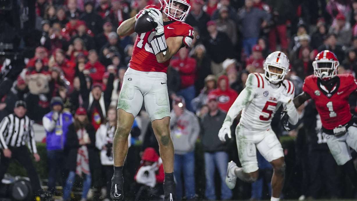 Georgia tight end Brock Bowers (19) makes a catch for a touchdown during the second half of an NCAA college football game against Mississippi, Saturday, Nov. 11, 2023, in Athens, Ga.