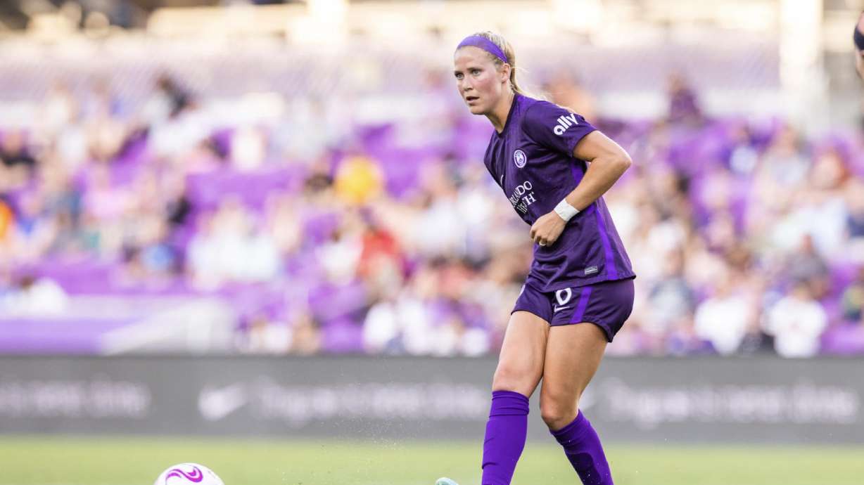 Mikayla Cluff passes the fall for the Orlando Pride.