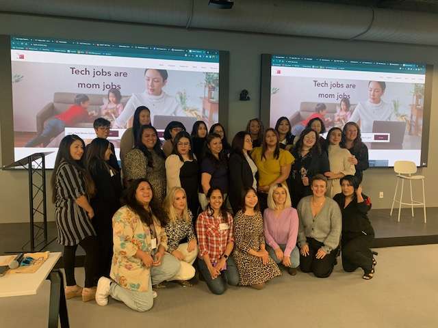 Tech-Moms in Color a permis à 22 étudiants d'obtenir leur diplôme du programme Tech-Moms samedi, soit seulement une partie des 75 femmes qui ont obtenu leur diplôme cet automne.