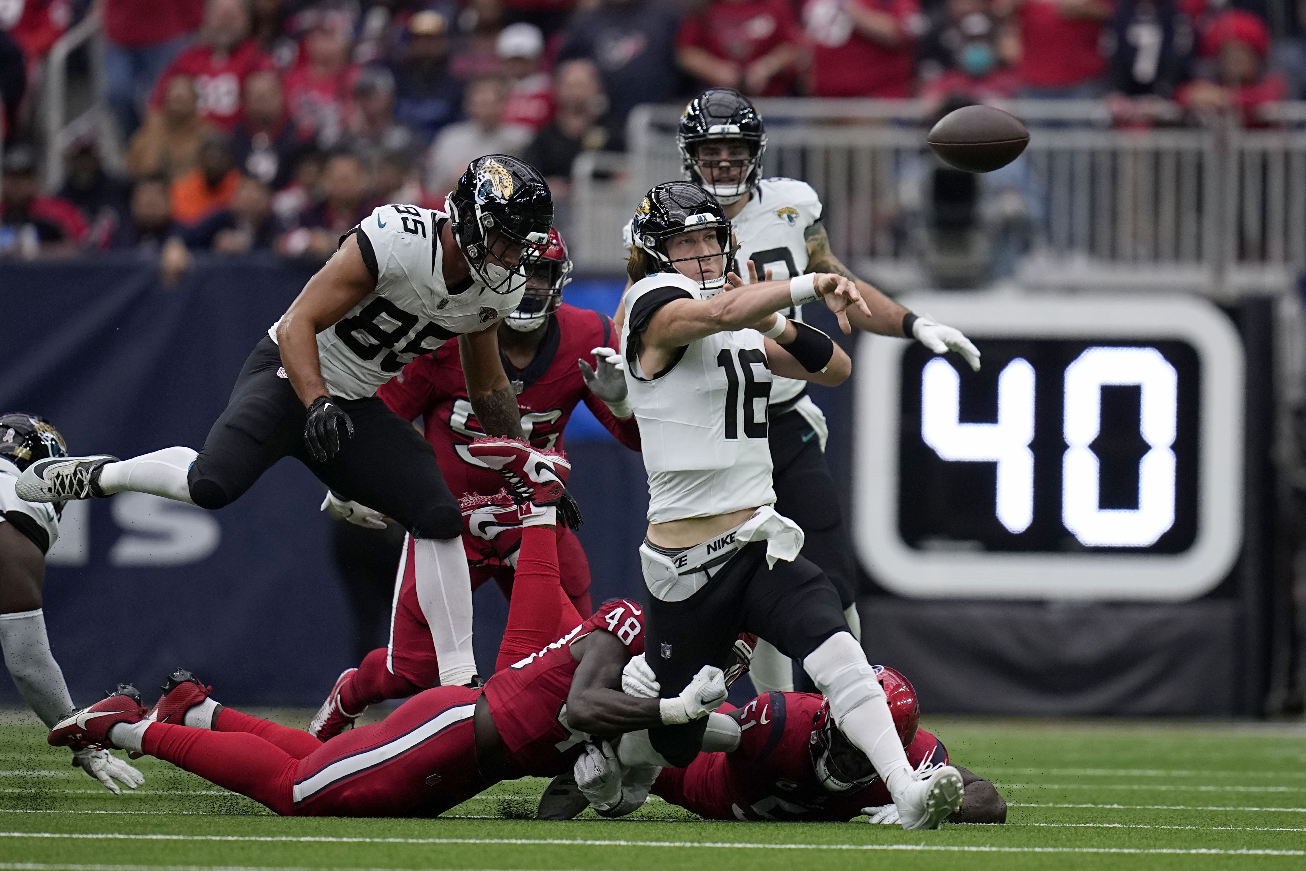 Trevor Lawrence throws for 364 yards, Texans miss late field goal as Jags hold on for 24-21 win