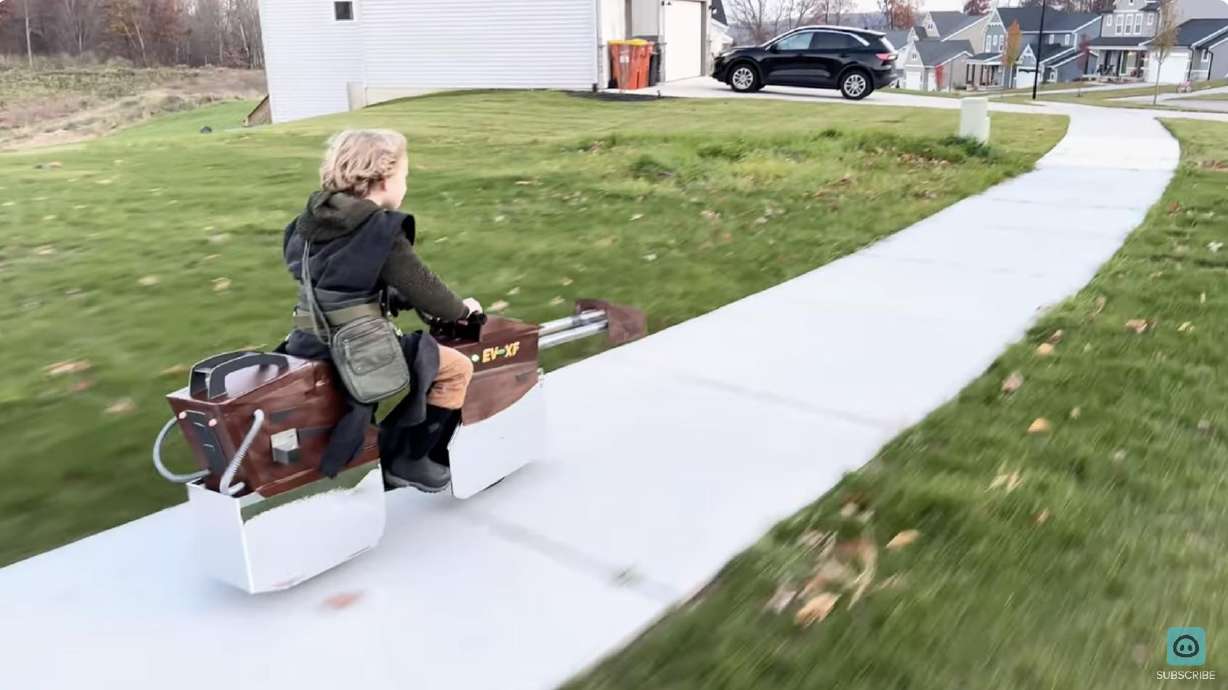 A dad built his son a Star Wars speeder using an electric bike.