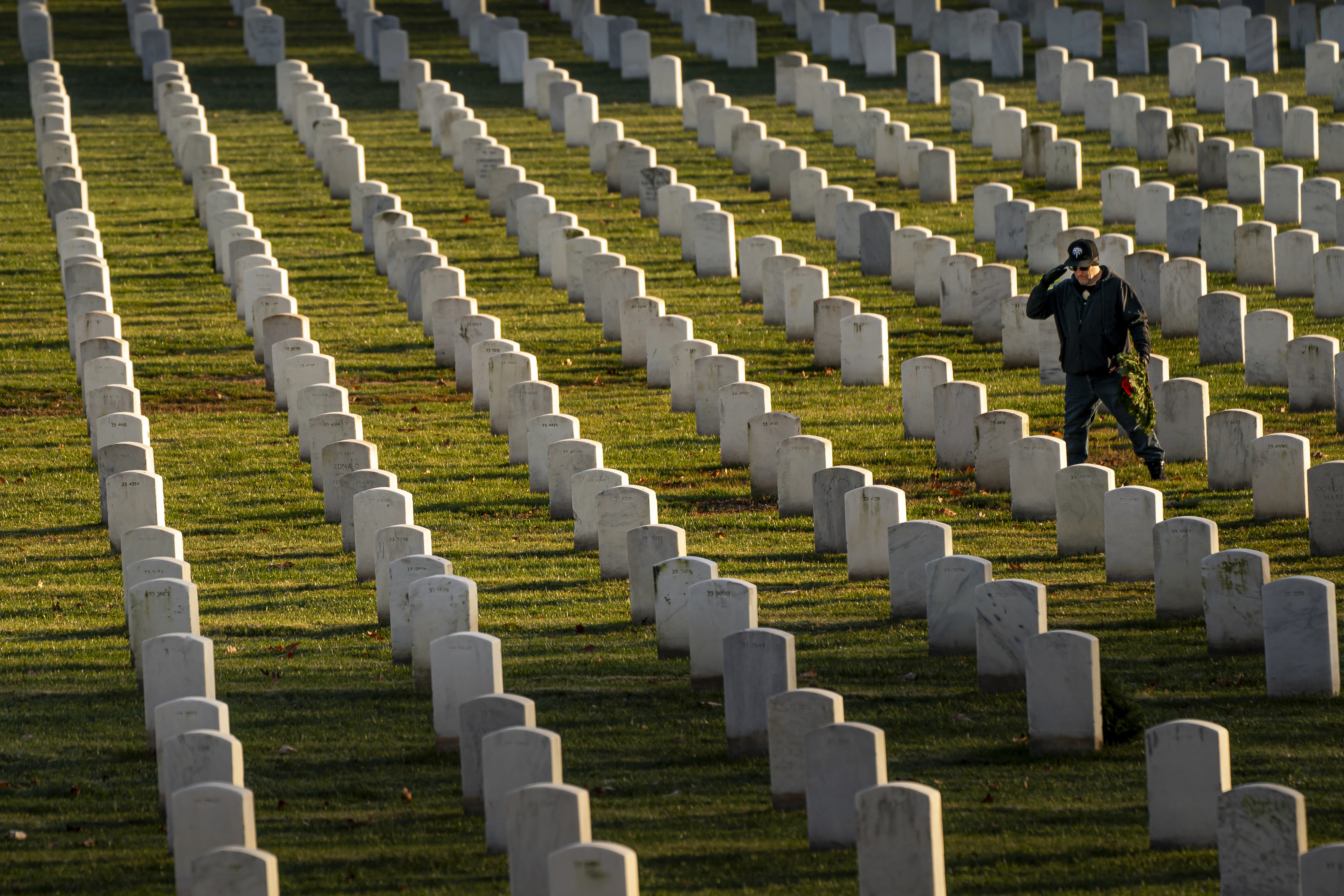 A Confederate memorial is to be removed from Arlington National Cemetery in northern Virginia in the coming days.