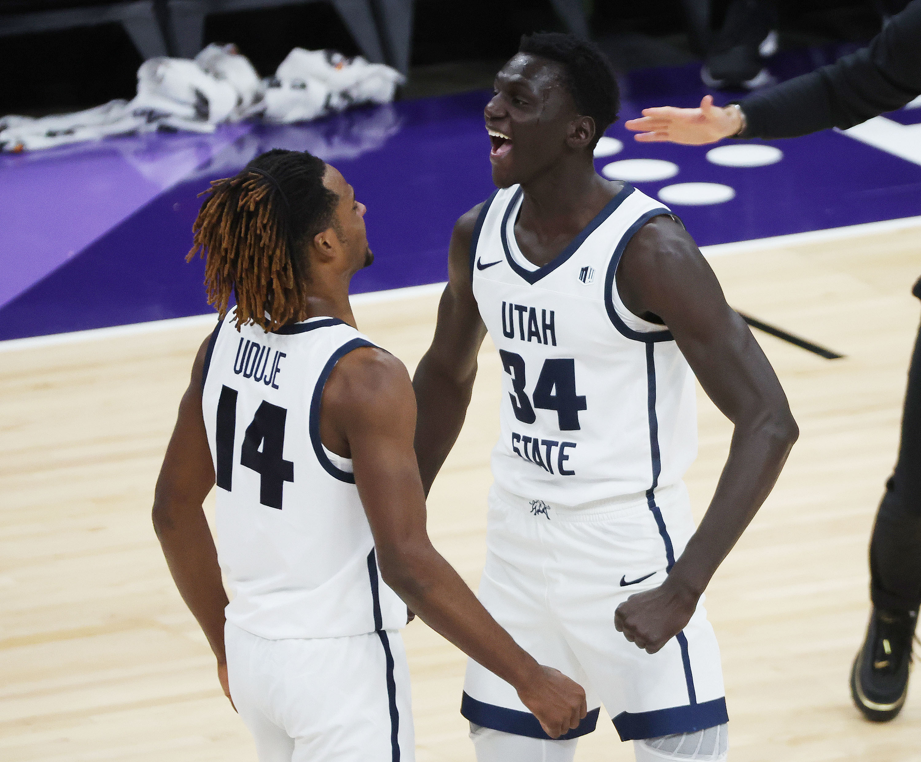 Utah State beats UNLV on the road in final seconds for 15th straight win
