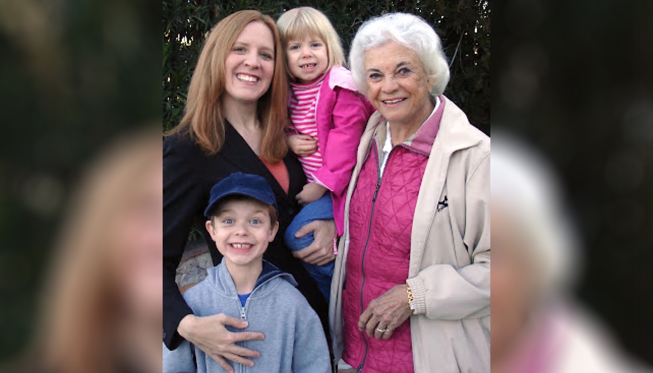 Justice Sandra Day O’Connor with RonNell Andersen Jones and her children, Max and Scout, during one of O’Connor’s visits to Tucson, Ariz., during a time when the two women were team teaching, in 2006.