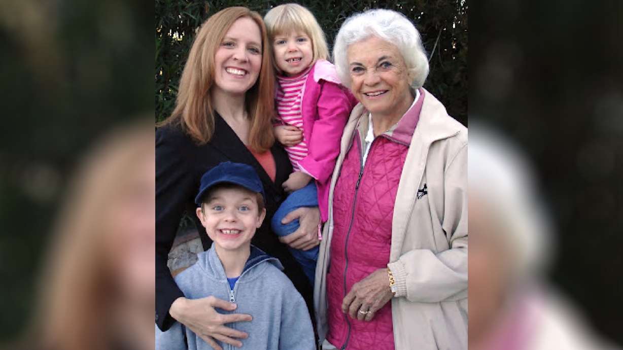 Justice Sandra Day O’Connor with RonNell Andersen Jones and her children, Max and Scout, during one of O’Connor’s visits to Tucson, Ariz., during a time when the two women were team teaching, in 2006.