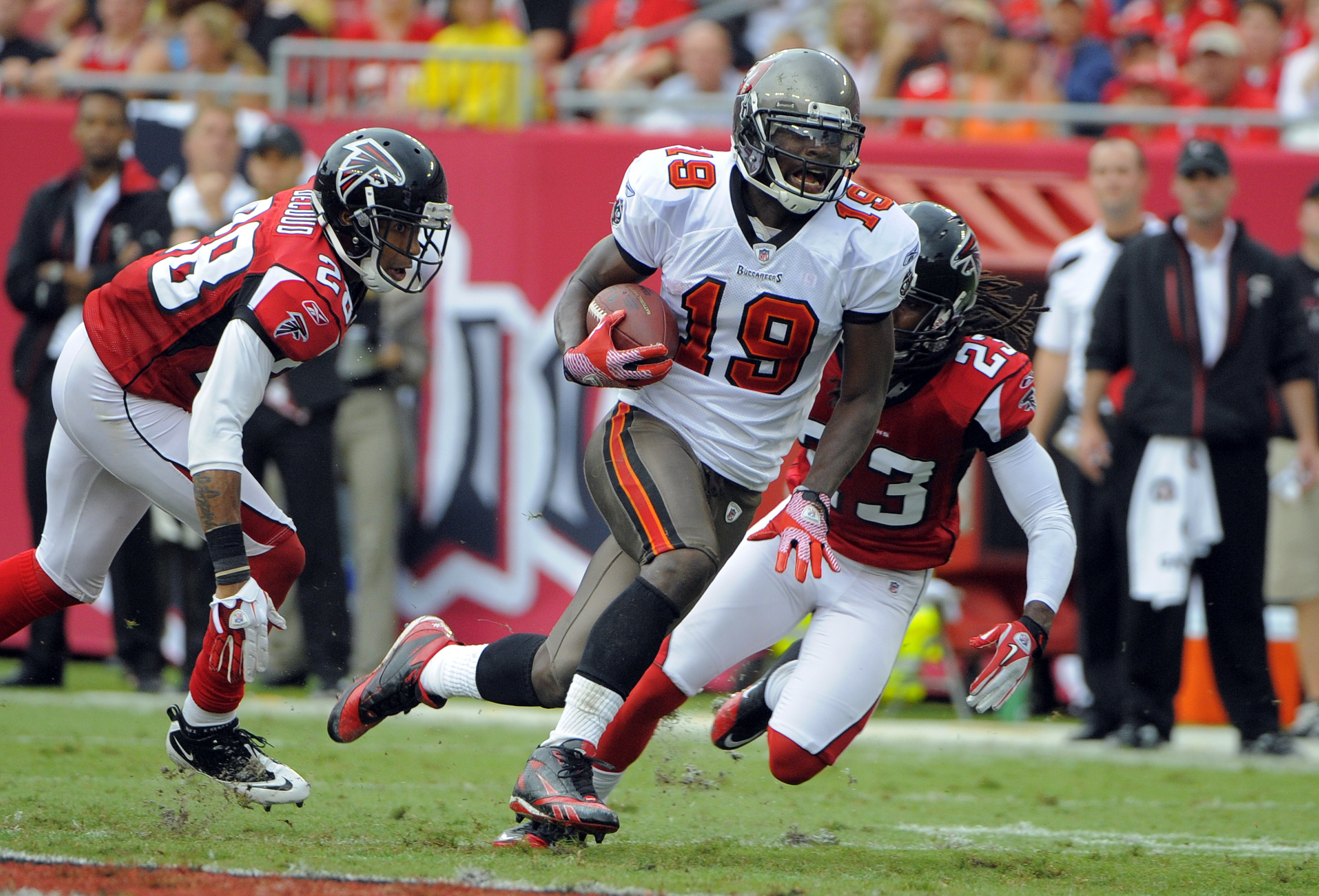 FILE - Tampa Bay Buccaneers wide receiver Mike Williams (19) finds room to run between Atlanta Falcons free safety Thomas DeCoud (28) and cornerback Dunta Robinson (23) during an NFL football game Sunday, Sept. 25, 2011, in Tampa, Fla. Williams died from a rare form of sepsis infection related to dental health problems, according to a medical examiner’s report, Friday, Dec. 22, 2023. Williams, 36, died Sept. 12 after he was initially hospitalized following a construction accident while working as an electrician.