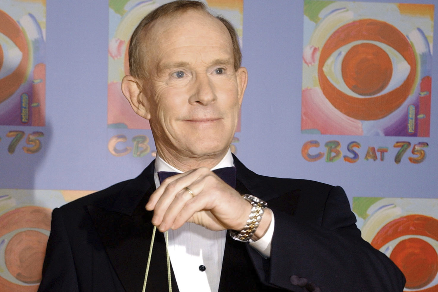 Tom Smothers does yo-yo tricks during arrivals at CBS's 75th anniversary celebration, Nov. 2, 2003, in New York. The comedian, half of the Smother Brothers, died Tuesday at 86.