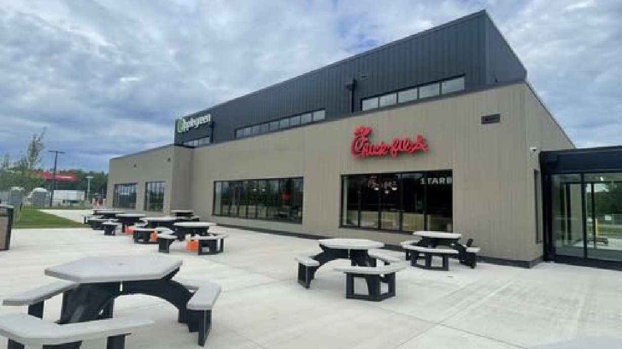 A Chick-fil-A restaurant on NY State Thruway in Chittenango, N.Y. Several state lawmakers want to require restaurants at rest stops along New York's 500-mile thruway to stay open seven days a week.
