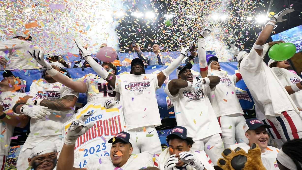 Arizona players celebrate their win over Oklahoma in the Alamo Bowl NCAA college football game in San Antonio, Thursday, Dec. 28, 2023.