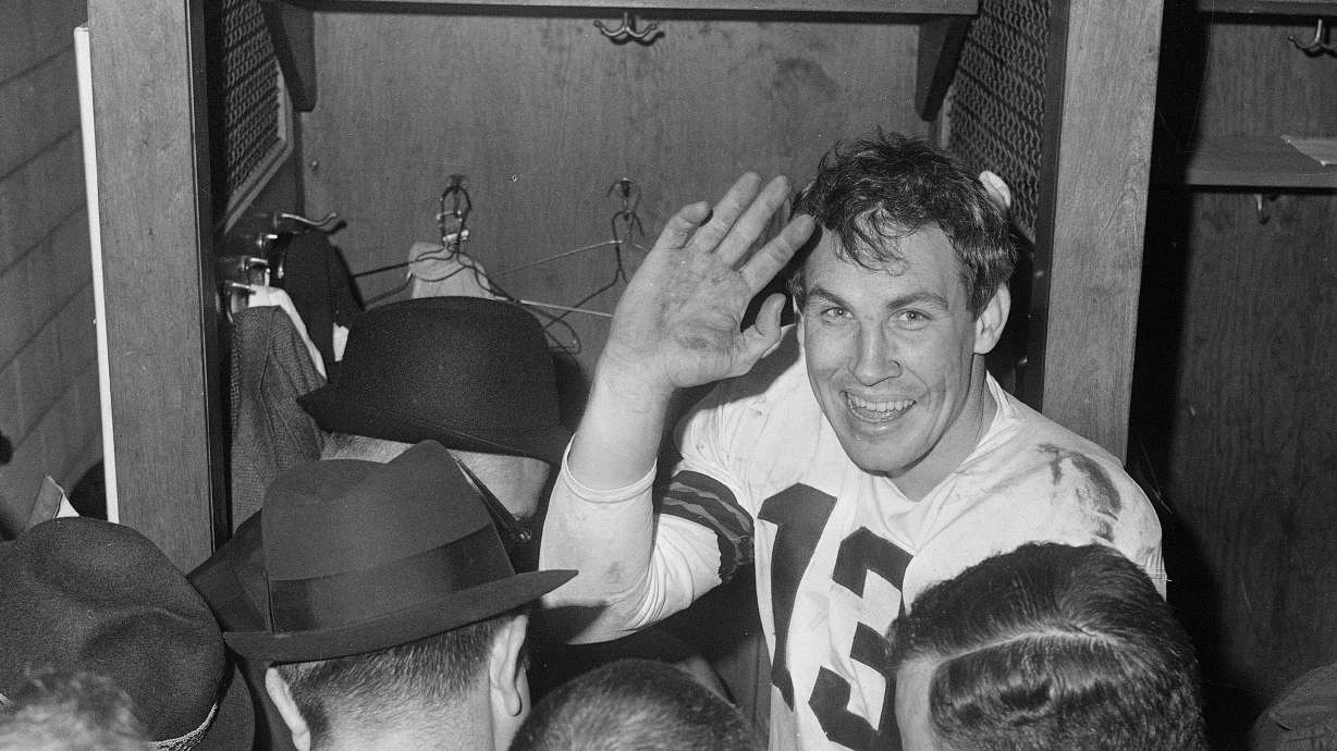 FILE - Cleveland Browns quarterback Frank Ryan gestures in the dressing room as he talks with reporters after the Browns defeated the Indianapolis Colts 27-0 in the NFL championship football game in Cleveland, Ohio, Dec. 27, 1964. Ryan, the quarterback who led the Cleveland Browns to their last NFL title in 1964, died Monday, Jan. 1, 2024. He was 87.
