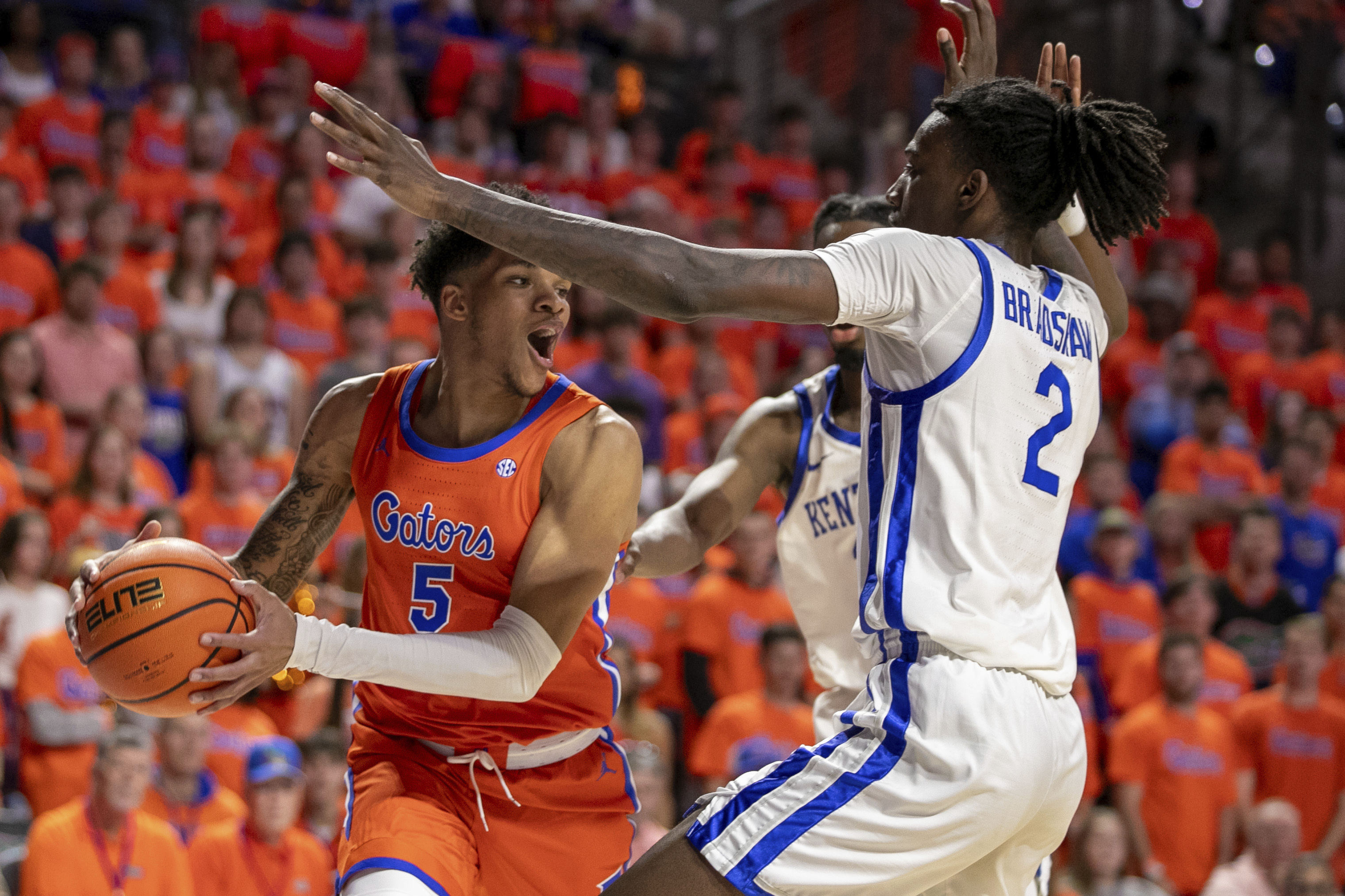 Florida guard Will Richard (5) passes around Kentucky Wildcats forward Aaron Bradshaw (2) during the first half of an NCAA college basketball game Saturday, Jan. 6, 2024, in Gainesville, Fla. 